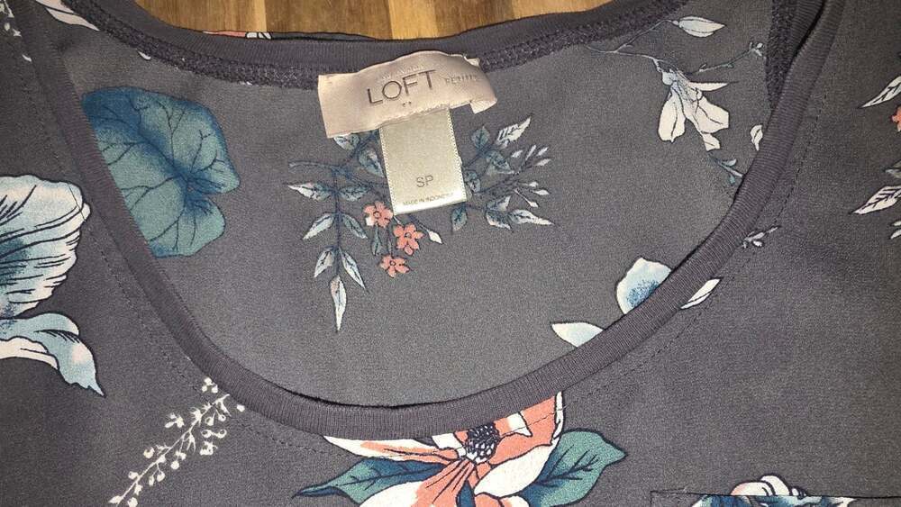 LOFT Petites SP Gray Floral Pocket Scoop Neck Sleeveless Tank Top - Picture 4 of 5